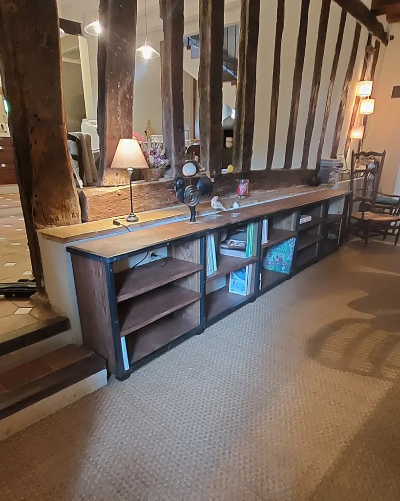 Bibliothèque basse en bois, dans un salon de type ancien.
