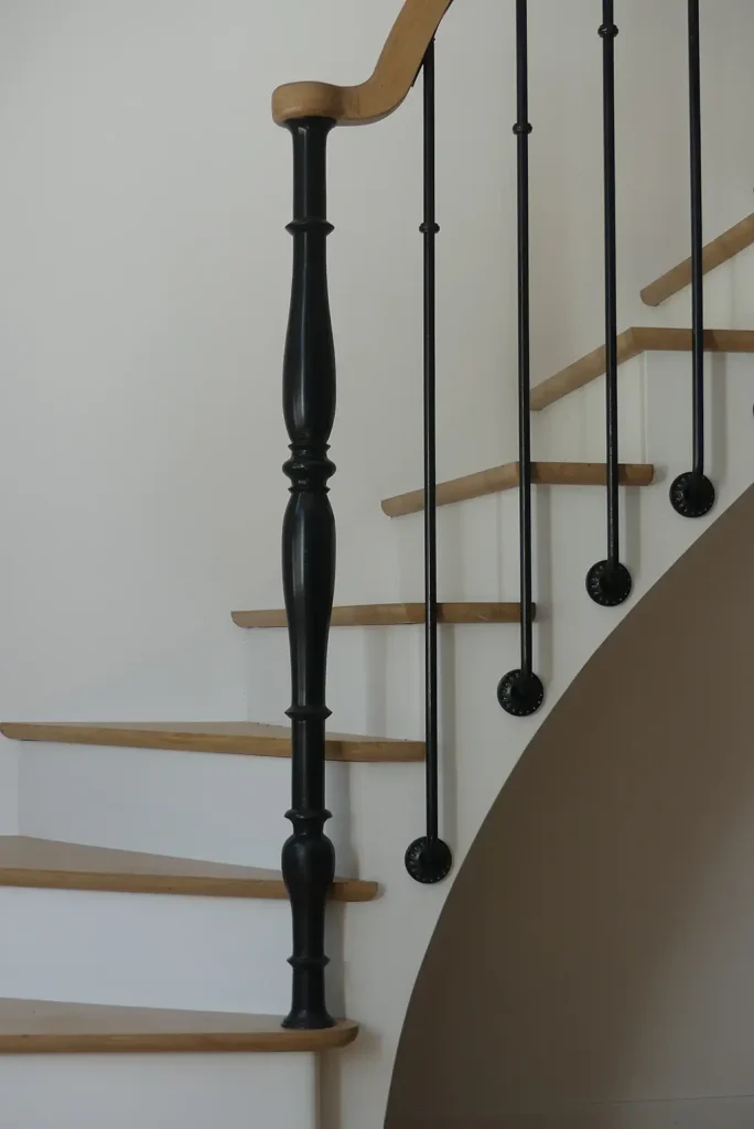 Escalier un quart tournant à l'anglaise, en bois.