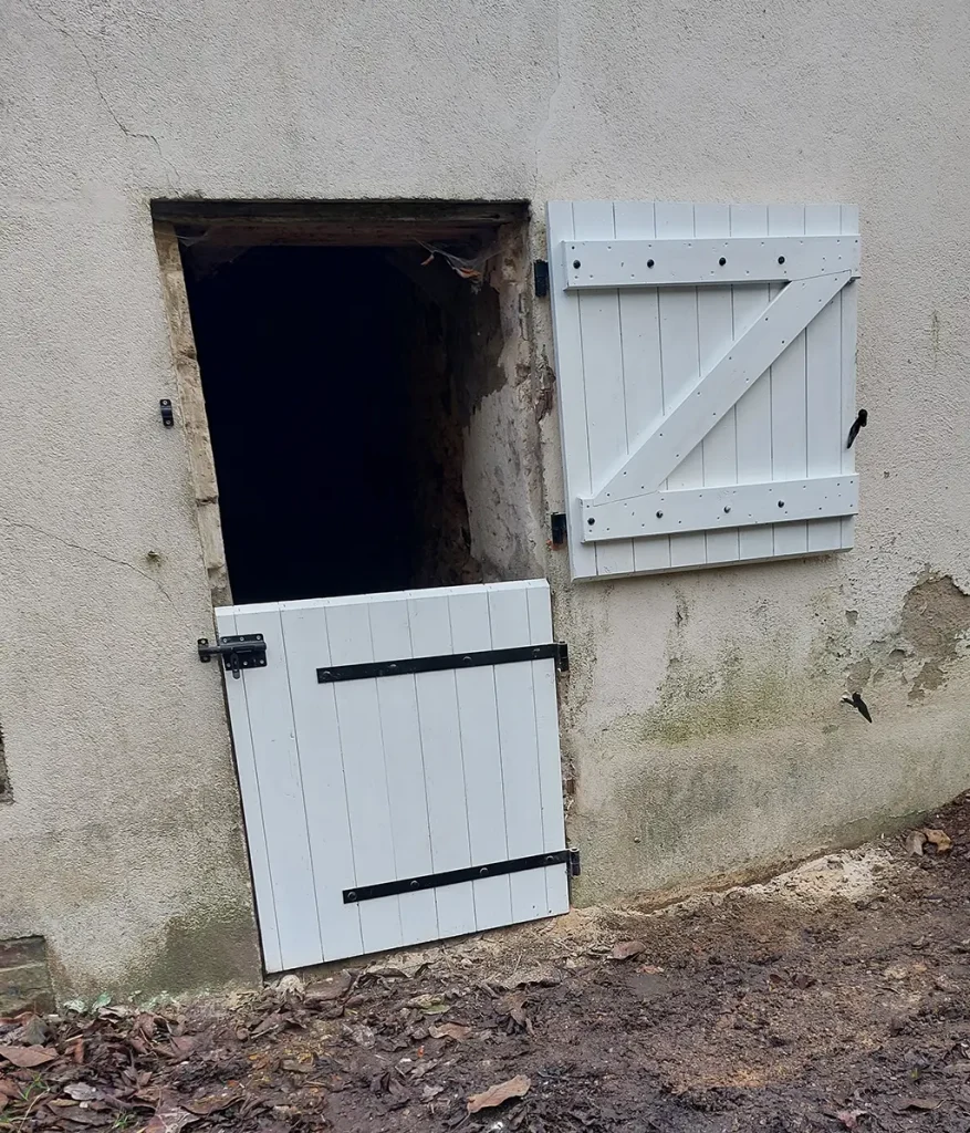 Porte fermière blanche, avec une ouverture par le haut et par le bas.