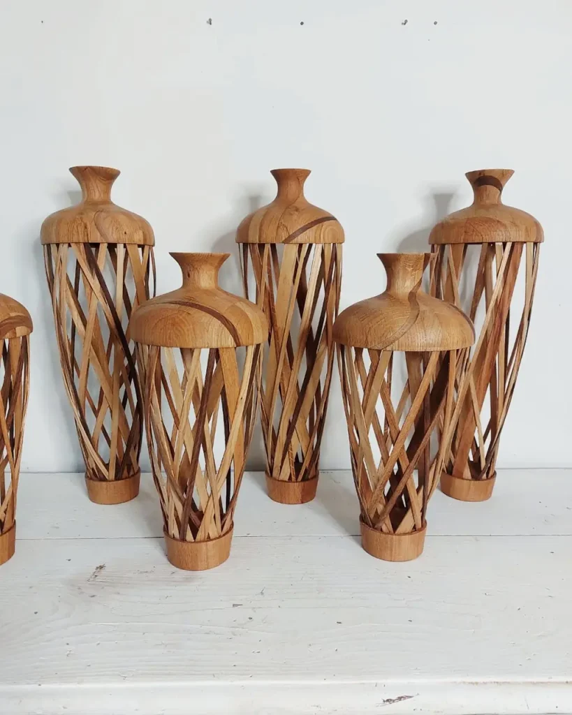 Différents modèles de vases décoratifs artisanaux en bois.